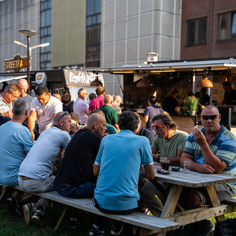 De smaak van de wereld: Internationale foodtrucks voor een multicultureel bedrijfsevent