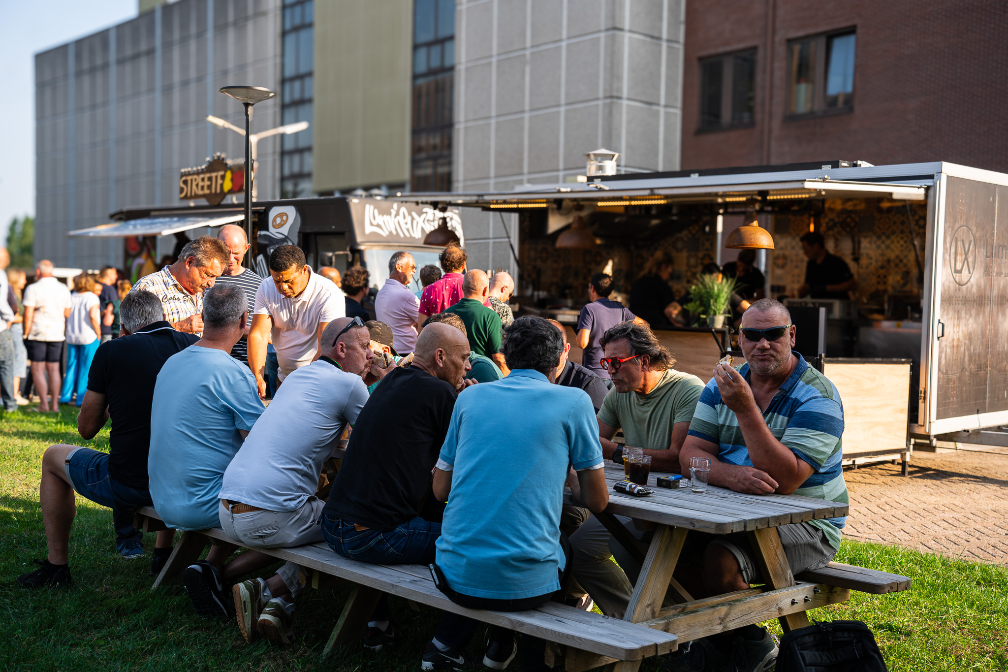 De smaak van de wereld: Internationale foodtrucks voor een multicultureel bedrijfsevent