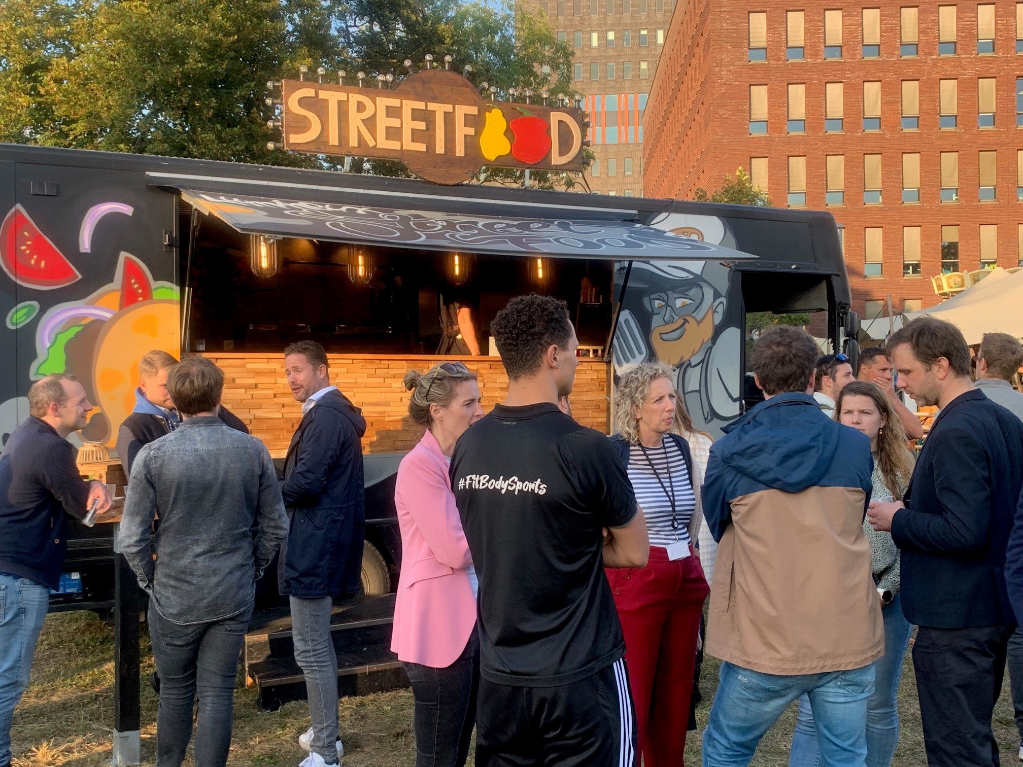 Bouw je eigen foodfestival: van pizza piaggio tot warsteiner bartruck
