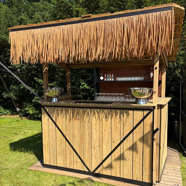 Cocktailbar met rieten dak