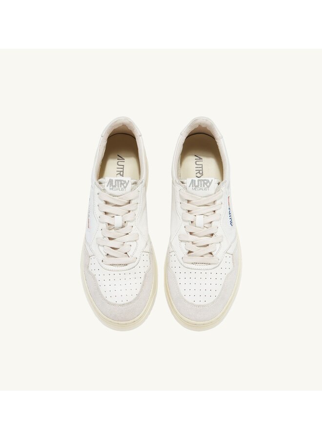 Medalist Low Man Goat Suede – White