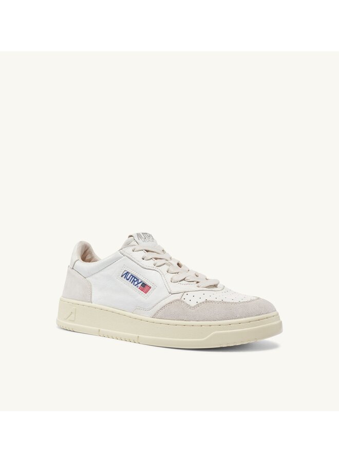 Medalist Low Man Goat Suede – White