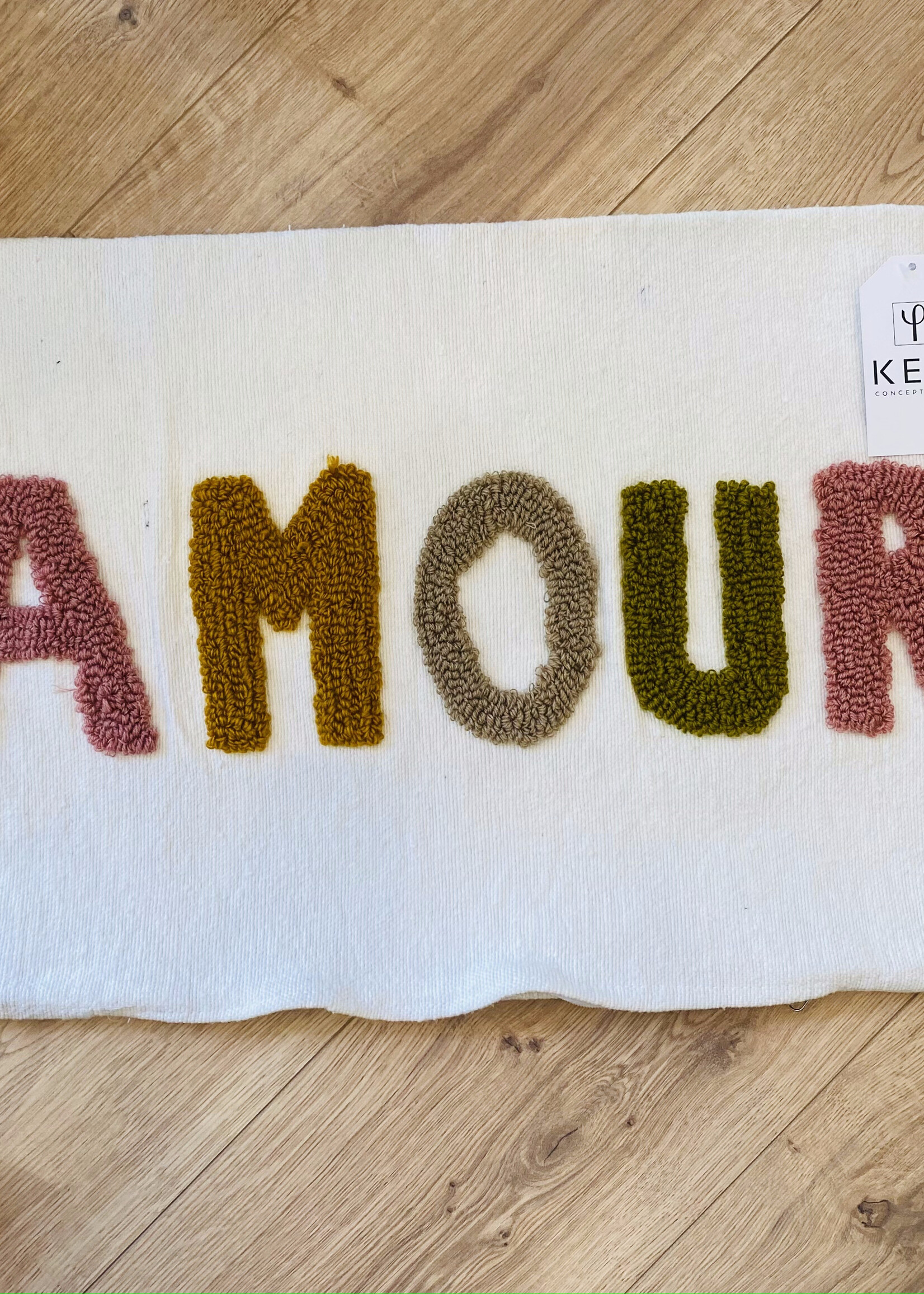Housse de coussin AMOUR sur blanc artisanat marocain