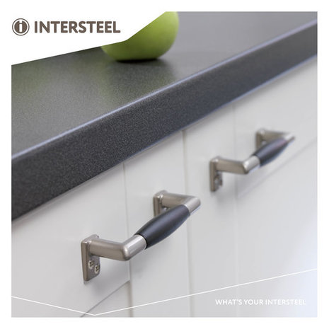 Intersteel Intersteel Meubelgreep mat nikkel 108mm met zwart hout | De Oude Deurklink Intersteel Intersteel Meubelgreep mat nikkel 108mm met zwart hout | De Oude Deurklink