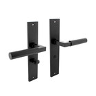Intersteel Deurklink Bau-Stil geveerd op schild WC slot 63mm mat zwart | De Oude Deurklink jaren 30 deurbeslag