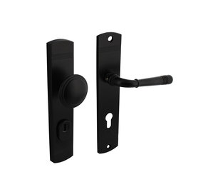 Intersteel Voordeurbeslag Helena op schild 72mm in mat zwart met kerntrekbeveiliging Intersteel Voordeurbeslag Helena op schild 72mm in mat zwart met kerntrekbeveiliging