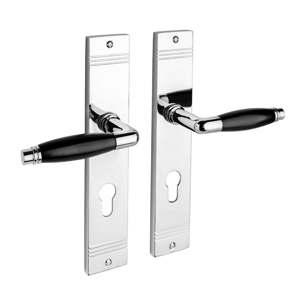 De Oude Deurklink Klassieke geveerde deurklink op schild cilindergat 72mm glanzend nikkel De Oude Deurklink Klassieke geveerde deurklink op schild cilindergat 72mm glanzend nikkel