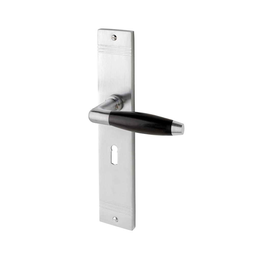 De Oude Deurklink Geveerde klassieke deurklink op schild mat nikkel met sleutelgat 55mm