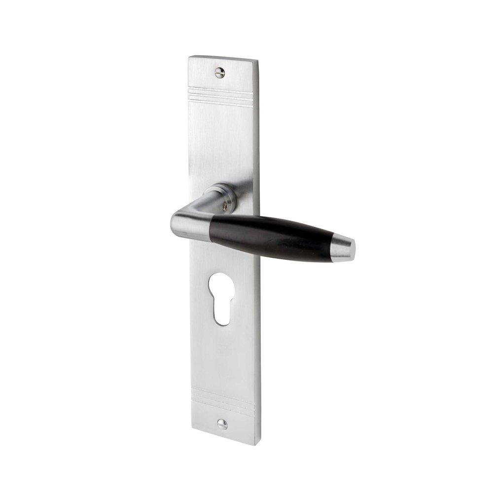 De Oude Deurklink Geveerde klassieke deurklink op schild mat nikkel cilindergat 55mm