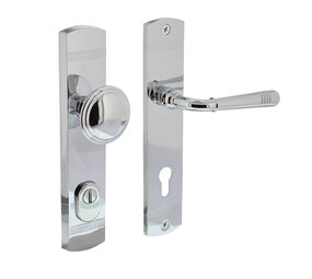 Intersteel Voordeurbeslag Helena op schild 92mm verchroomd met kerntrekbeveiliging Intersteel Voordeurbeslag Helena op schild 92mm verchroomd met kerntrekbeveiliging