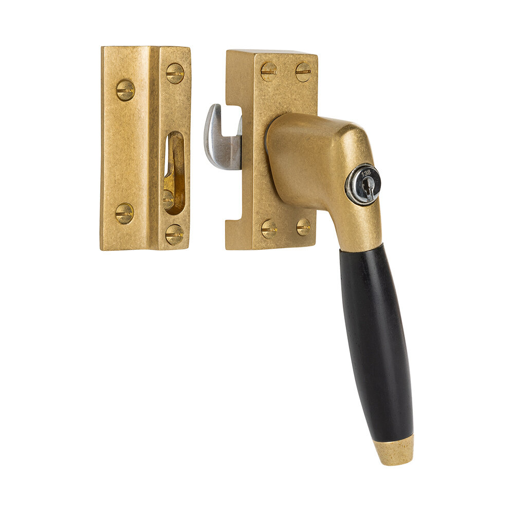 De Oude Deurklink Klassieke Raamsluiting in messing getrommeld met slot, rechts