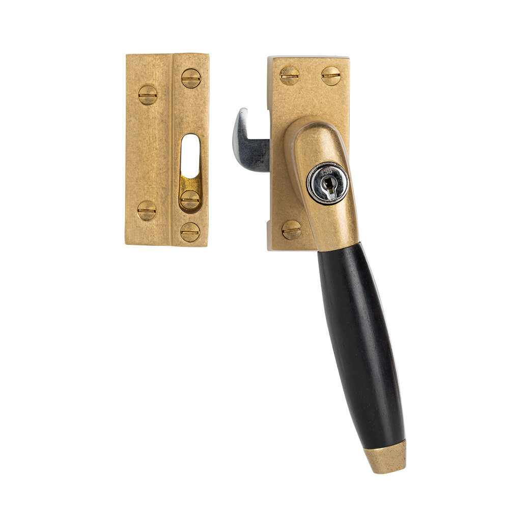 De Oude Deurklink Klassieke Raamsluiting in messing getrommeld met slot, rechts