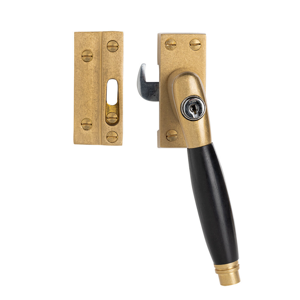 De Oude Deurklink Klassieke Raamsluiting in messing getrommeld met slot, rechts