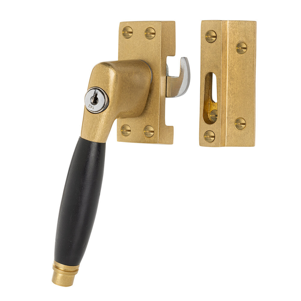 De Oude Deurklink Klassieke Raamsluiting in messing getrommeld met slot, links De Oude Deurklink Klassieke Raamsluiting in messing getrommeld met slot, links