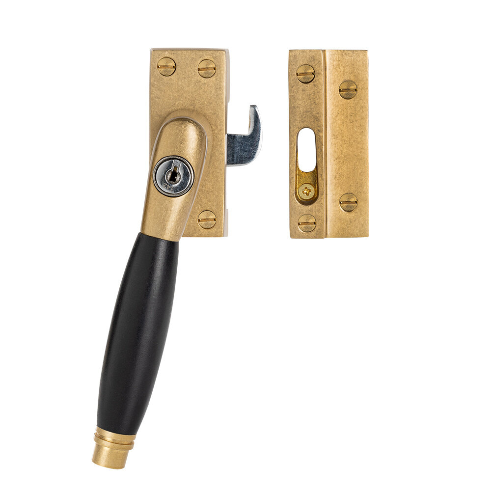 De Oude Deurklink Klassieke Raamsluiting in messing getrommeld met slot, links De Oude Deurklink Klassieke Raamsluiting in messing getrommeld met slot, links