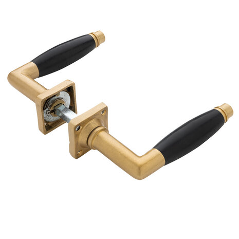 De Oude Deurklink Geveerde deurklink Ton model in messing getrommeld met vierkante rozet