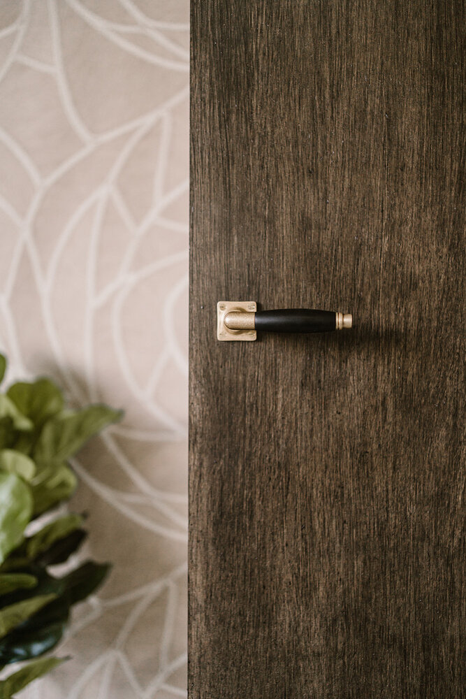 De Oude Deurklink Geveerde deurklink Ton model in messing getrommeld met vierkante rozet