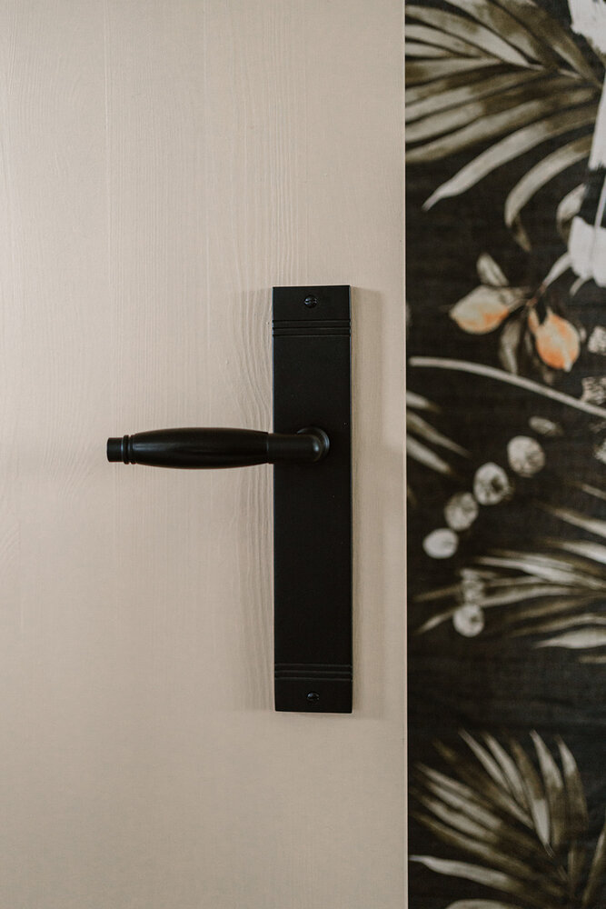 De Oude Deurklink Klassieke deurklink geveerd mat zwart op schild De Oude Deurklink Klassieke deurklink geveerd mat zwart op schild