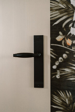 De Oude Deurklink Klassieke deurklink geveerd mat zwart op schild De Oude Deurklink Klassieke deurklink geveerd mat zwart op schild