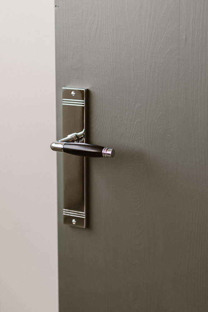 De Oude Deurklink Deurklink Retro geveerd op schild glanzend nikkel | De Oude Deurklink jaren 30 deurbeslag