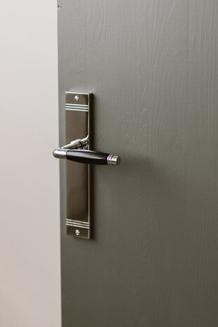 De Oude Deurklink Deurklink Retro geveerd op schild glanzend nikkel | De Oude Deurklink jaren 30 deurbeslag