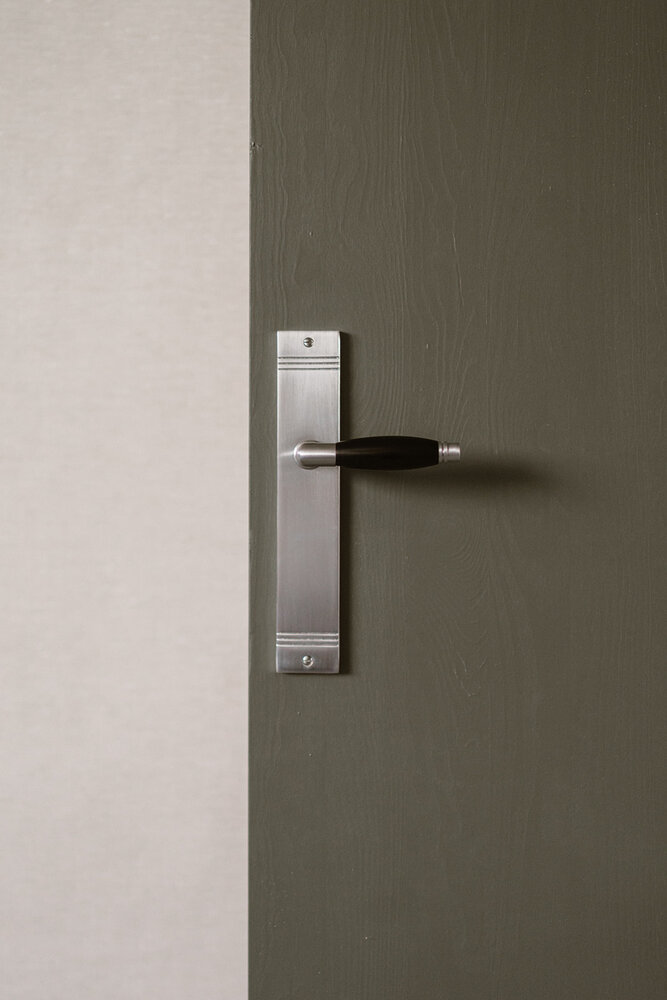 De Oude Deurklink Geveerde klassieke deurklink mat nikkel op schild De Oude Deurklink Geveerde klassieke deurklink mat nikkel op schild