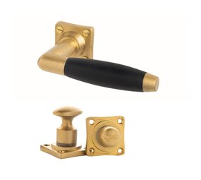 De Oude Deurklink Deurklink Klassiek Geveerd, Messing getrommeld met WC slot, Vierkant De Oude Deurklink Deurklink Klassiek Geveerd, Messing getrommeld met WC slot, Vierkant