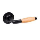 De Oude Deurklink Deurklink klassiek eikenhout geveerd met rond rozet in mat zwart De Oude Deurklink Deurklink klassiek eikenhout geveerd met rond rozet in mat zwart
