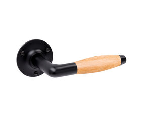 De Oude Deurklink Deurklink klassiek eikenhout geveerd met rond rozet in mat zwart De Oude Deurklink Deurklink klassiek eikenhout geveerd met rond rozet in mat zwart