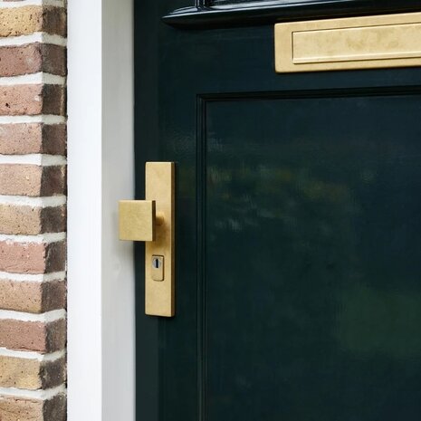 Intersteel Getrommelde messing PVD brievenbus met klep en regenrand Intersteel Getrommelde messing PVD brievenbus met klep en regenrand