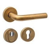 Intersteel Buitendeurbeslag rond: deurklinken Luzern met SKG3 veiligheidsrozetten in PVD messing getrommeld