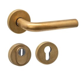 Intersteel Buitendeurbeslag rond: deurklinken Luzern met SKG3 veiligheidsrozetten in PVD messing getrommeld Intersteel Buitendeurbeslag rond: deurklinken Luzern met SKG3 veiligheidsrozetten in PVD messing getrommeld