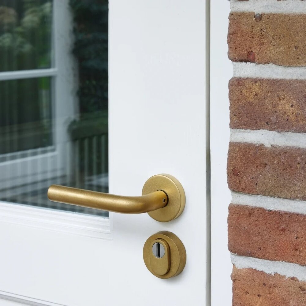 Intersteel Buitendeurbeslag rond: deurklinken Luzern met SKG3 veiligheidsrozetten in PVD messing getrommeld Intersteel Buitendeurbeslag rond: deurklinken Luzern met SKG3 veiligheidsrozetten in PVD messing getrommeld