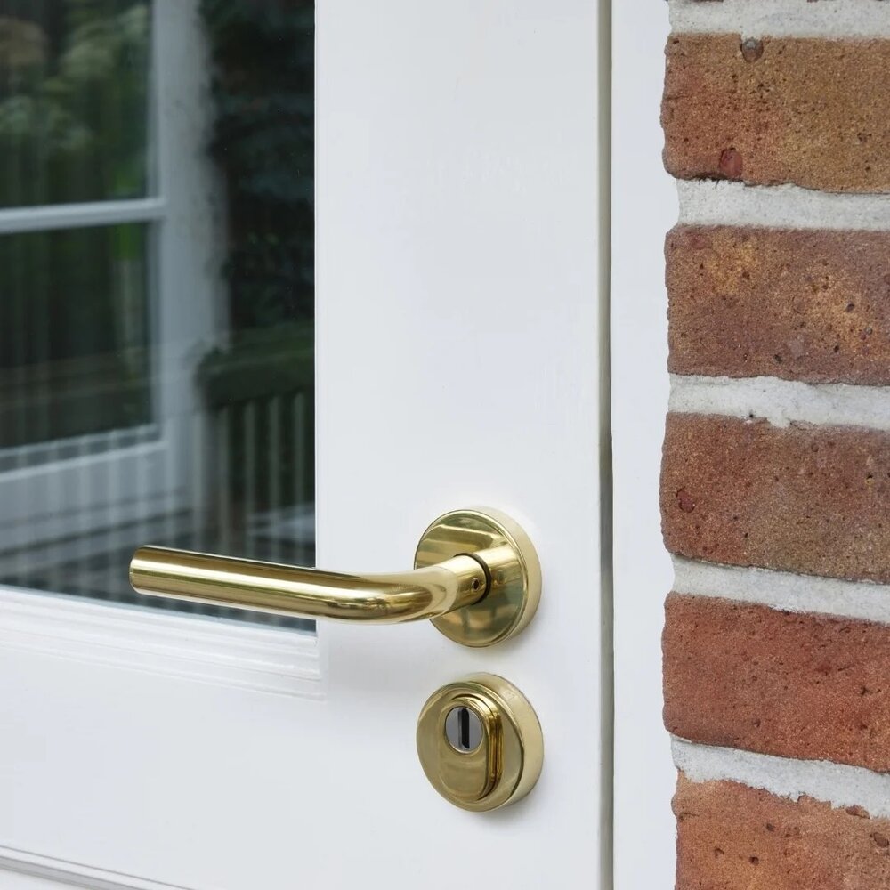 Intersteel Buitendeurbeslag set Luzern met massieve rozetten en SKG3 veiligheidsrozetten PVD messingkleur Intersteel Buitendeurbeslag set Luzern met massieve rozetten en SKG3 veiligheidsrozetten PVD messingkleur