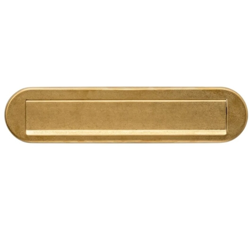 Intersteel Intersteel Brievenbus voordeur ovaal met klep en regenrand PVD messing getrommeld | De Oude Deurklink Intersteel Intersteel Brievenbus voordeur ovaal met klep en regenrand PVD messing getrommeld | De Oude Deurklink