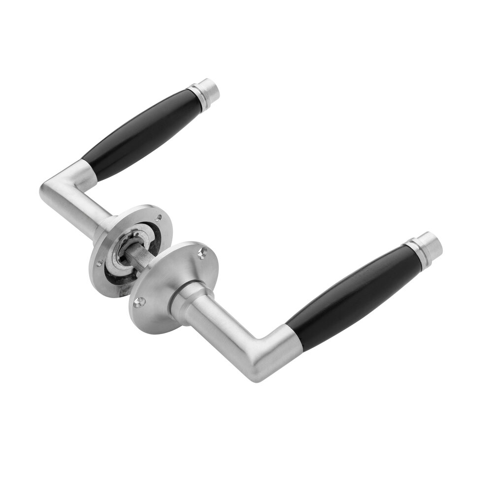 De Oude Deurklink Geveerd Deco in mat nikkel met rond rozet De Oude Deurklink Geveerd Deco in mat nikkel met rond rozet