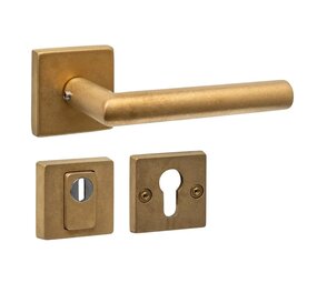 Intersteel Buitendeurbeslag Jura met SKG3 veiligheidsrozetten in PVD messing getrommeld