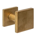 Intersteel Vaste voordeurknop vierkant 64x64mm éénzijdige montage PVD messing getrommeld Intersteel Vaste voordeurknop vierkant 64x64mm éénzijdige montage PVD messing getrommeld