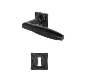 De Oude Deurklink Klassiek geveerd mat zwart vierkant en sleutelrozet De Oude Deurklink Klassiek geveerd mat zwart vierkant en sleutelrozet