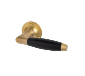 De Oude Deurklink Klassieke geveerde deurklink, rond rozet, messing getrommeld De Oude Deurklink Klassieke geveerde deurklink, rond rozet, messing getrommeld