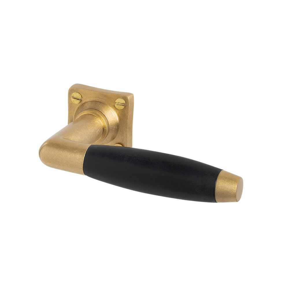 De Oude Deurklink Geveerde deurklink Ton model in messing getrommeld met vierkante rozet