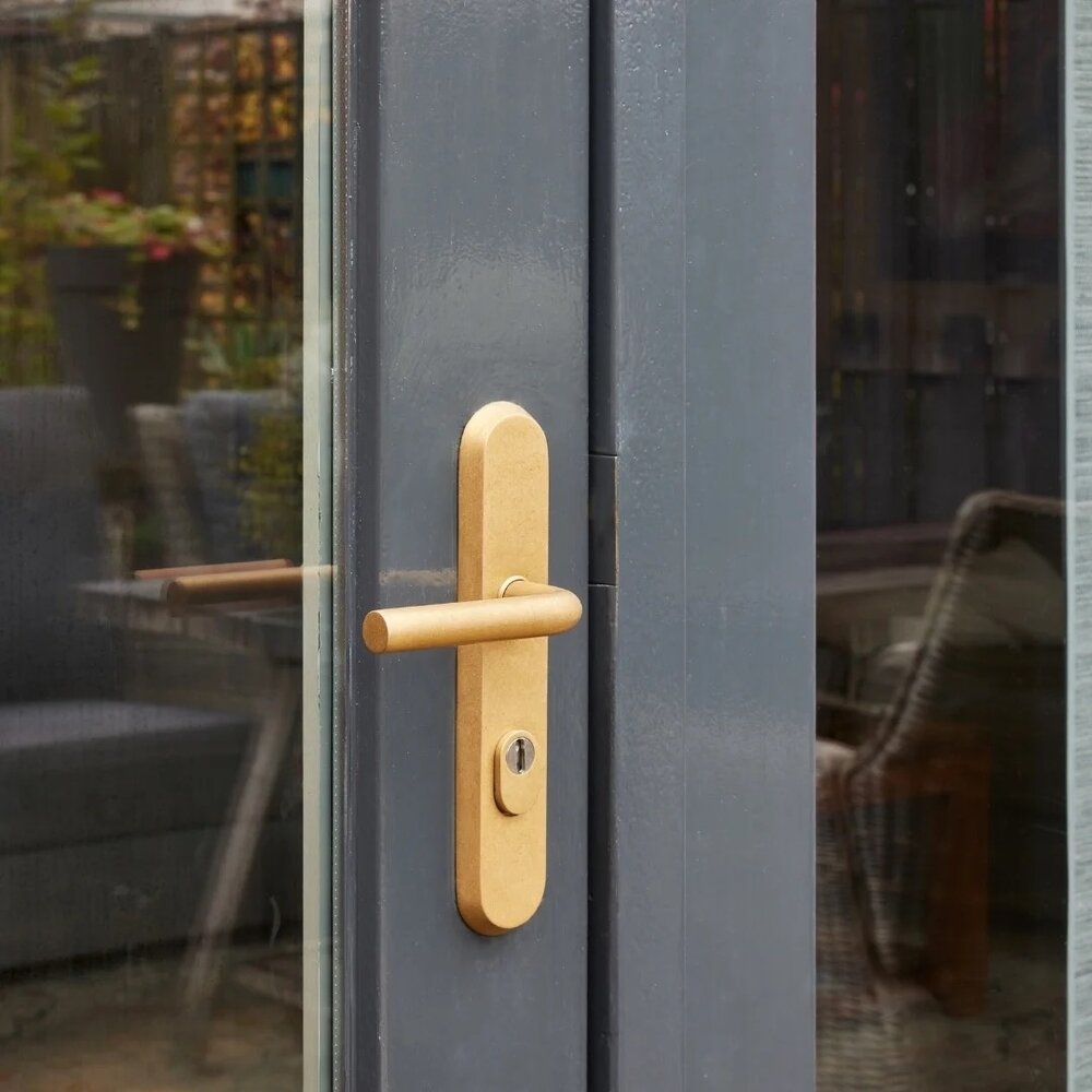 Intersteel SKG3 veiligheidsbeslag Luzern klink/klink PC 72mm met kerntrekbeveiliging PVD messing getrommeld Intersteel SKG3 veiligheidsbeslag Luzern klink/klink PC 72mm met kerntrekbeveiliging PVD messing getrommeld