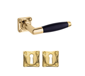 De Oude Deurklink Geveerde deurklink set Klassiek messing gelakt vierkant met sleutelrozetten De Oude Deurklink Geveerde deurklink set Klassiek messing gelakt vierkant met sleutelrozetten