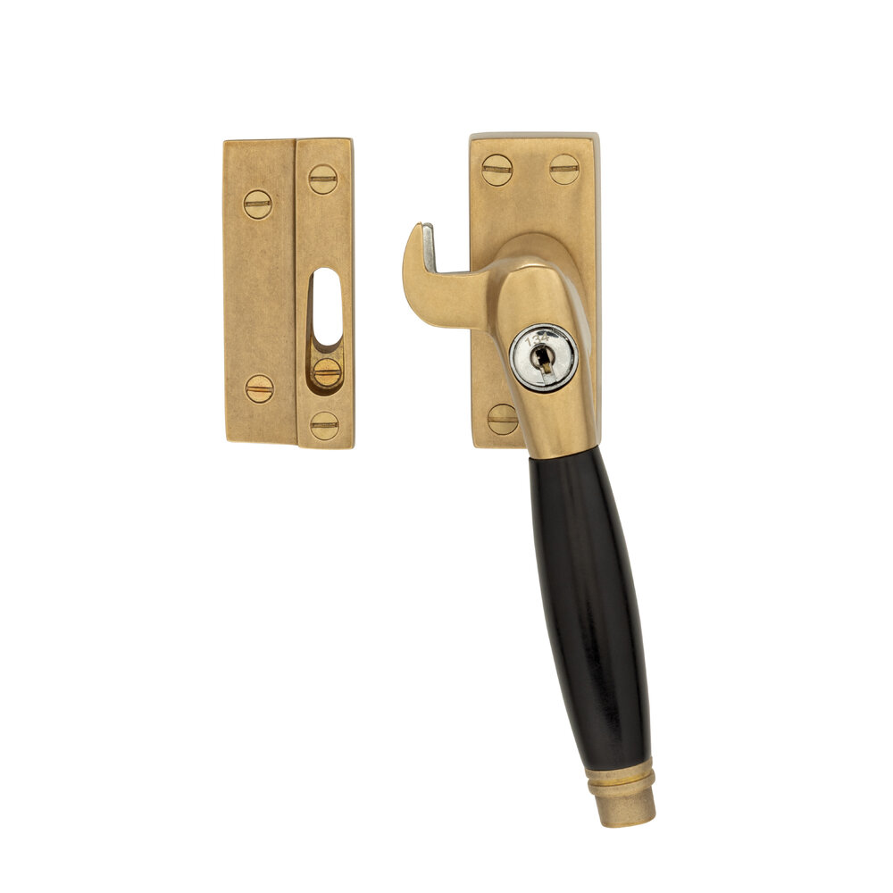 De Oude Deurklink Raamsluiting met slot en ventilatiestand rechts messing getrommeld De Oude Deurklink Raamsluiting met slot en ventilatiestand rechts messing getrommeld