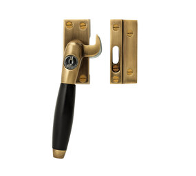 De Oude Deurklink Raamsluiting antiek messing met slot en ventilatiestand,  links
