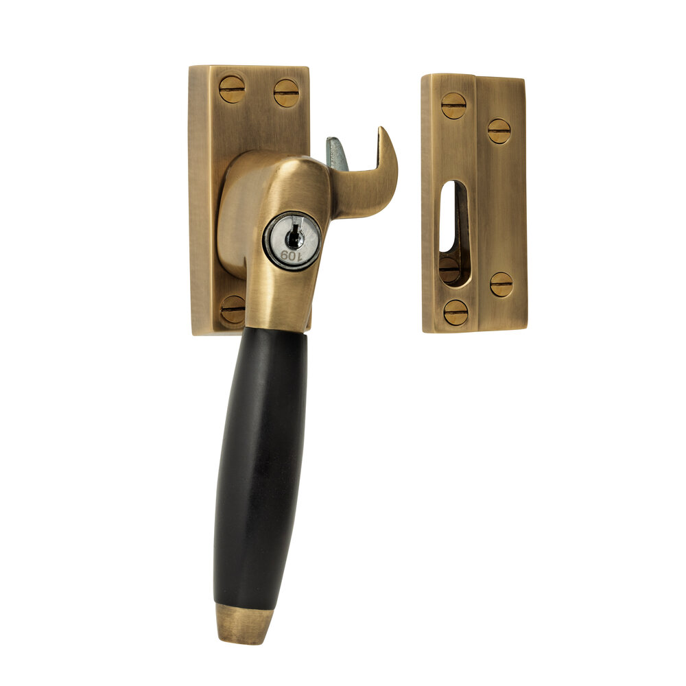 De Oude Deurklink Raamsluiting antiek messing met slot en ventilatiestand, links De Oude Deurklink Raamsluiting antiek messing met slot en ventilatiestand, links