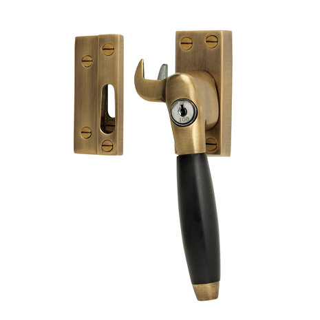 De Oude Deurklink Raamsluiting antiek messing met slot en ventillatiestand, rechts