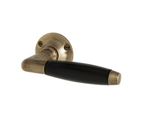 De Oude Deurklink Geveerde deurklink klassiek, rond rozet, antiek messing De Oude Deurklink Geveerde deurklink klassiek, rond rozet, antiek messing