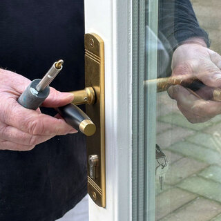 Klassieke deurknoppen en deurklinken voor de buitendeur jaren 30 stijl massief messing — mat zwart, nikkel en getrommeld messing