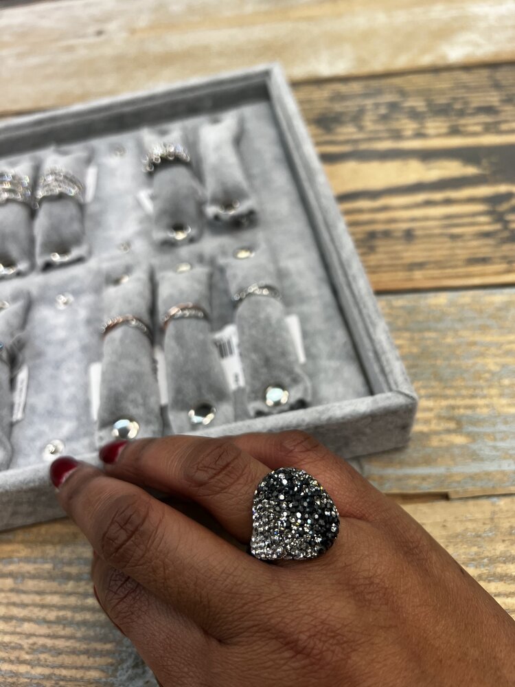 Ring met Zwarte steentjes B590 Ring met Zwarte steentjes B590